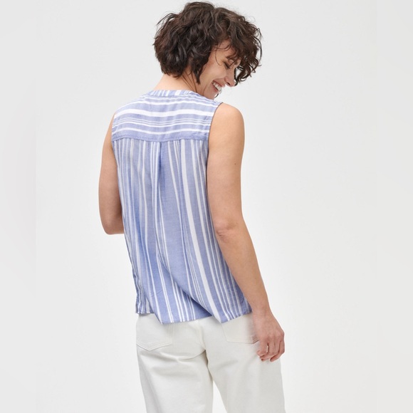 FREE w/bundle🙃 GAPSleeveless Blouse, size L (fits like a medium in the chest) - Picture 2 of 6
